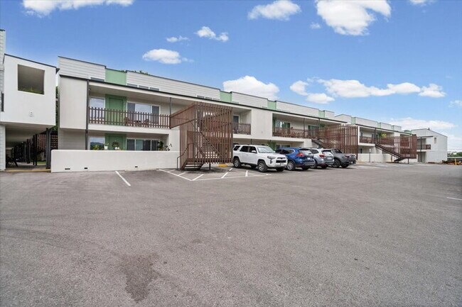 Building Photo - 2200 Dickson Dr