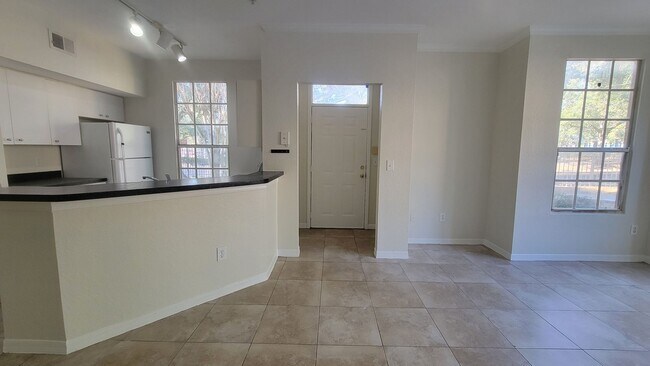 Building Photo - 2/2 First Floor Condo in Azur at Metrowest