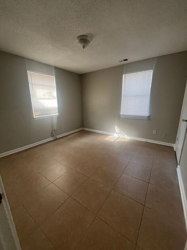 Building Photo - 4016 Rhodes Ave