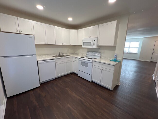 Building Photo - 2 Bedroom Community on the Corner of Baxte...