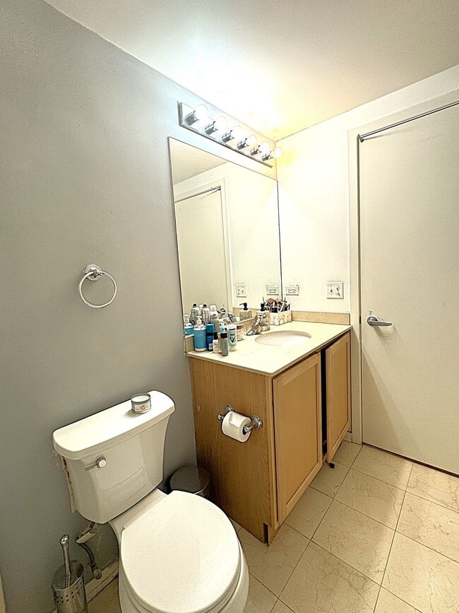 Building Photo - 210 S Desplaines St