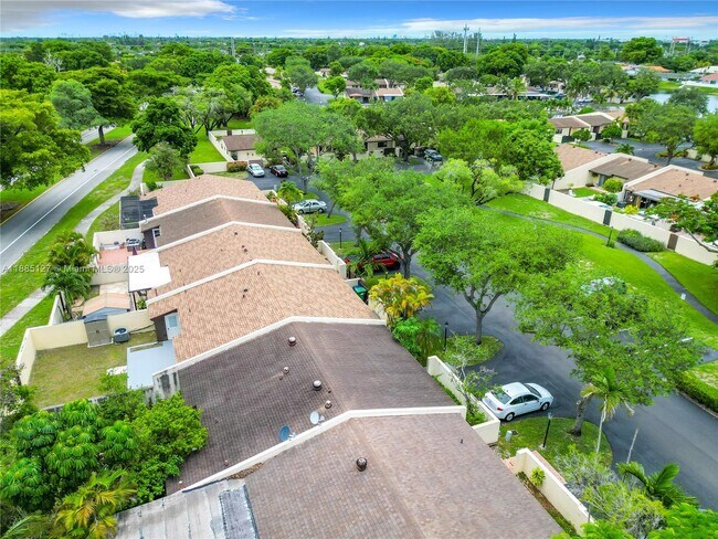 Building Photo - 13804 Kendale Lakes Dr