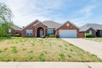 Building Photo - Large 3 Bedroom Home in Perfect Condition! Great Location!