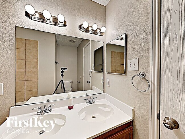 Building Photo - 553 Linacre Dr