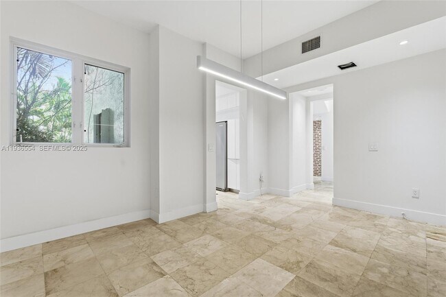 Building Photo - 3135 NE 211th St