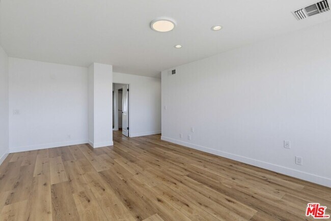 Building Photo - 435 N Oakhurst Dr