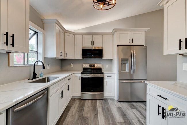 Building Photo - 700 Pine Shores Cir