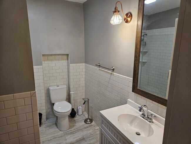 Building Photo - 301 Broadway