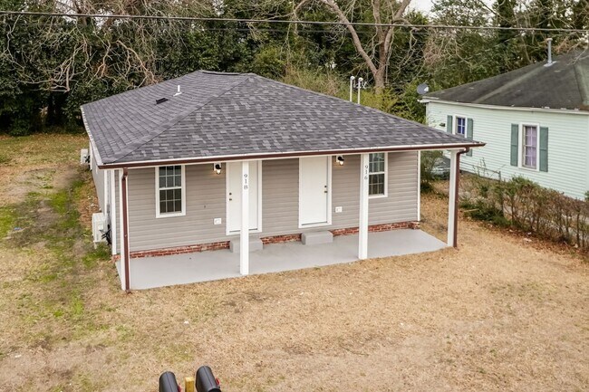 Building Photo - Completely Remodeled One Bedroom Home!