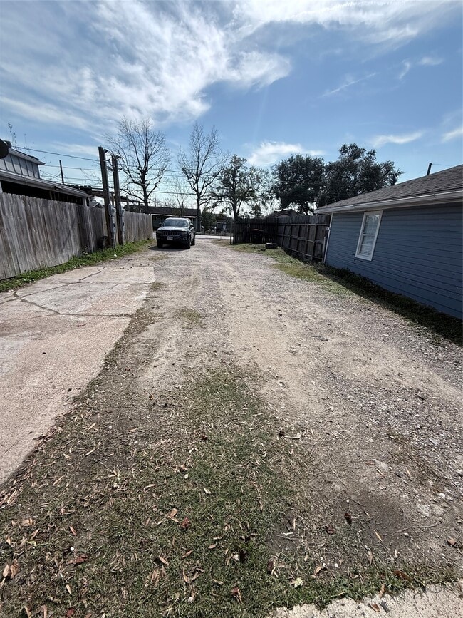 Building Photo - 13809 Hershe St