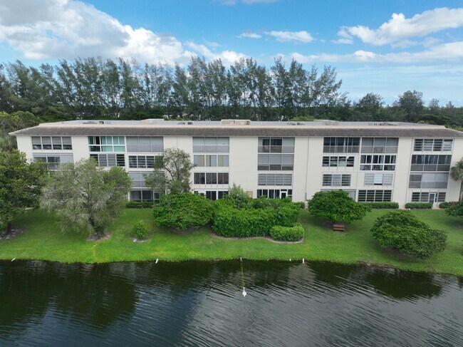 Building Photo - 1904 Bermuda Cir