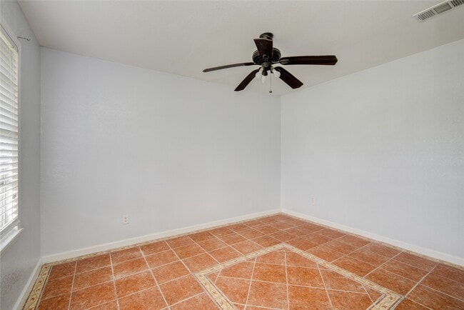 Building Photo - 811 W 7th St