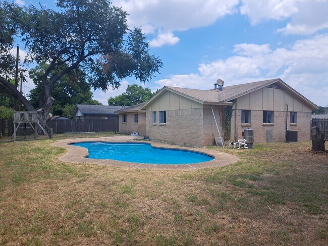 Building Photo - Spacious 3 bedroom 2 bath home w/ swimming...