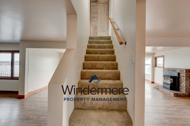 Building Photo - Three Bedroom, Two Bath Waterview