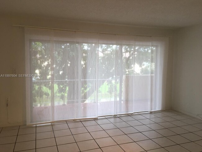 Building Photo - 9375 Fontainebleau Blvd