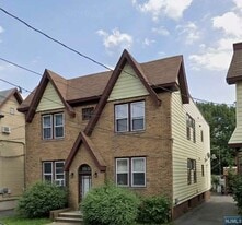 Building Photo - 737 William St