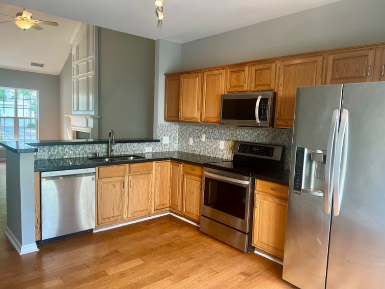 Building Photo - 6915 Beverly Springs Dr