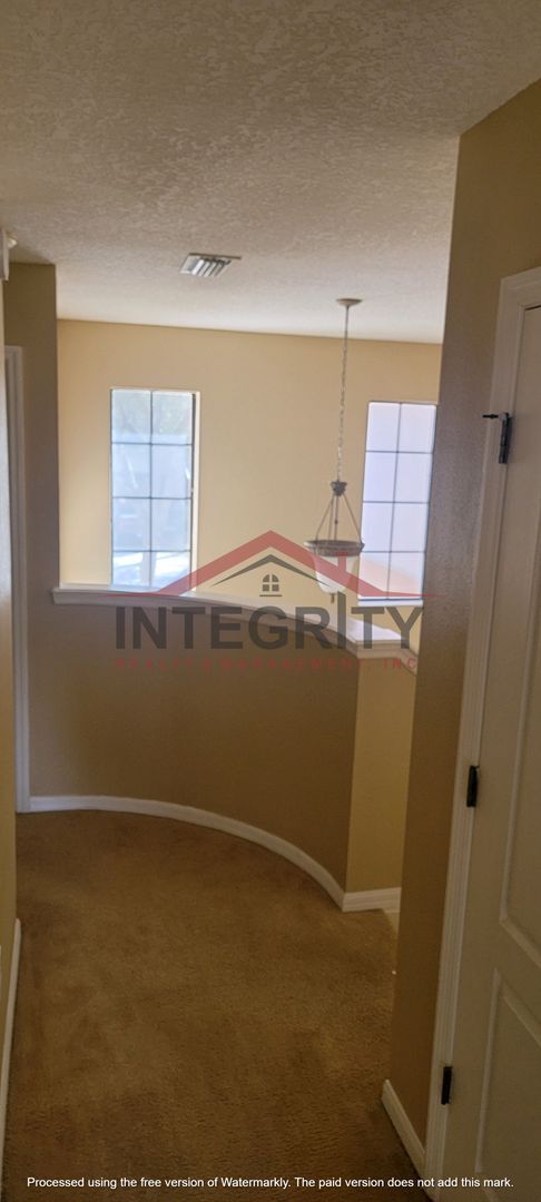 Building Photo - 3 bed/2.5 bath in Brighton Park