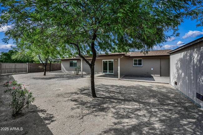 Building Photo - 1503 E Florian Ave