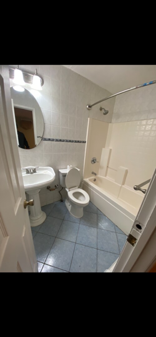Building Photo - Well-Maintained 3-Bedroom House
