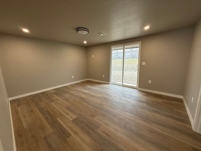 Building Photo - Fully Renovated- 4 bedroom 2 bathroom home