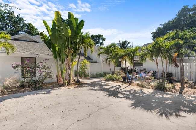 Building Photo - 2221 Florida Blvd