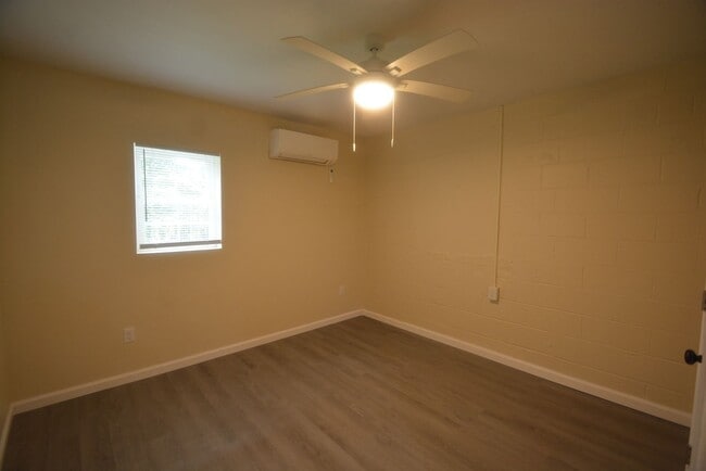 Building Photo - Updated and Charming 3 Bedroom 1.5 Bathroo...