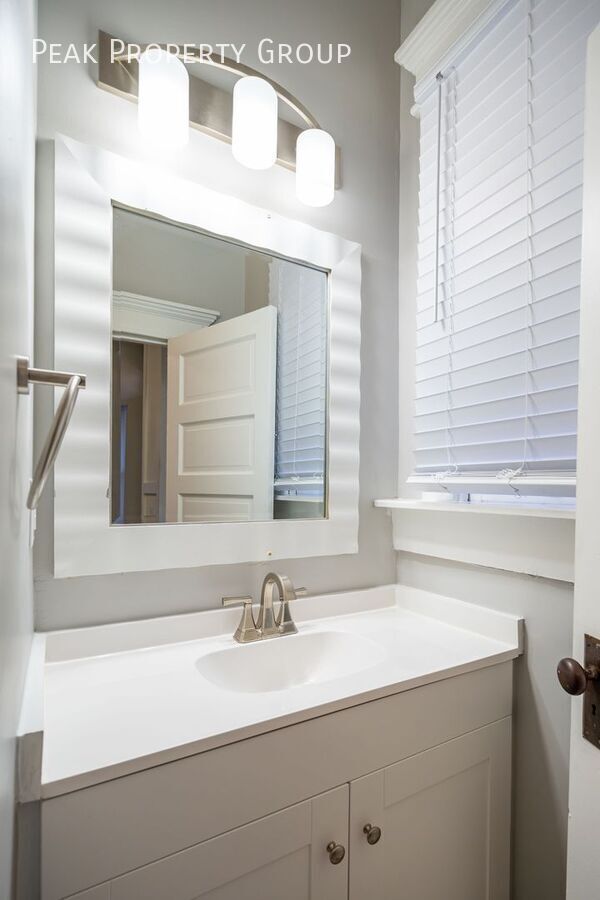 Building Photo - 952 Delaware Ave