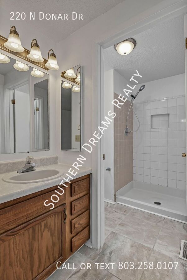 Building Photo - 220 N Donar Dr