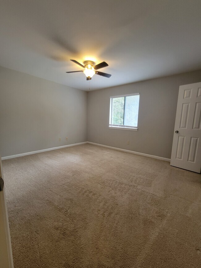 Building Photo - 100 Bramble Ct