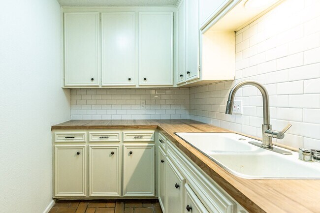 Building Photo - 1/2 Off 1st months rent