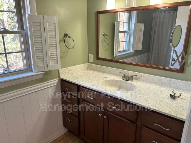 Building Photo - 127 College Cir