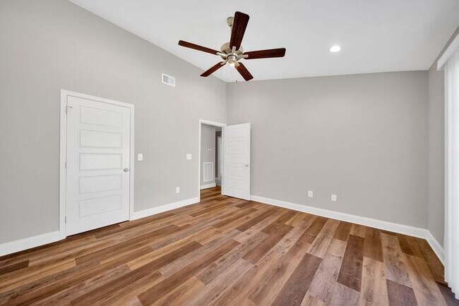 Building Photo - Hillrise III - 2 BR/1.5 Bath One Level with Attached Garage