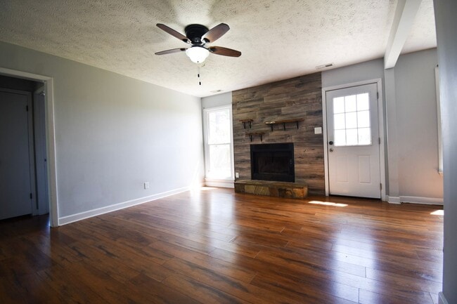 Building Photo - Coming Soon: 3 Bedroom, 2 Bathroom Home (NO PETS)