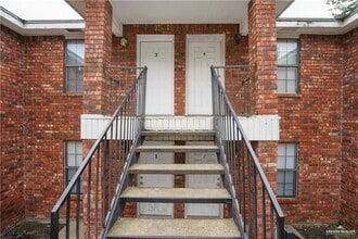 Building Photo - 15 Angus St