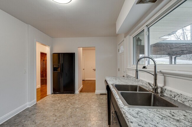 Building Photo - Three Bedroom Two Bathroom House For Rent