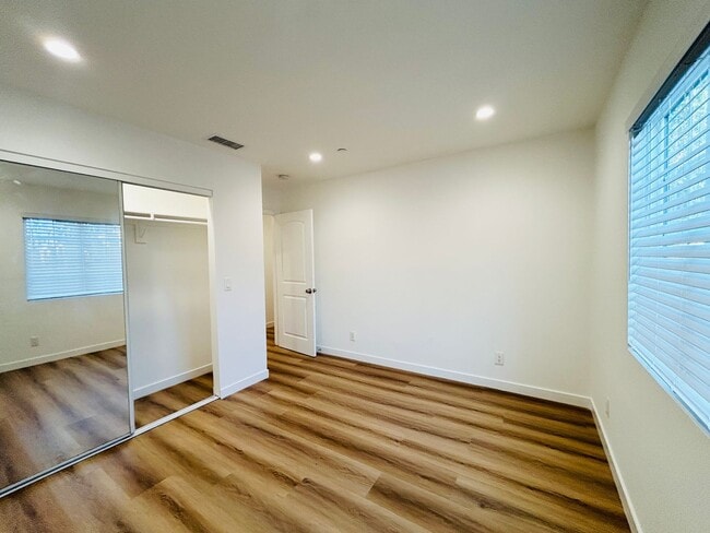 Building Photo - Spacious 6-Bedroom with Private Yard & Parking in Sylmar!