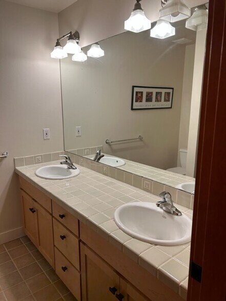 Bath2 - 7702 SE 58th St