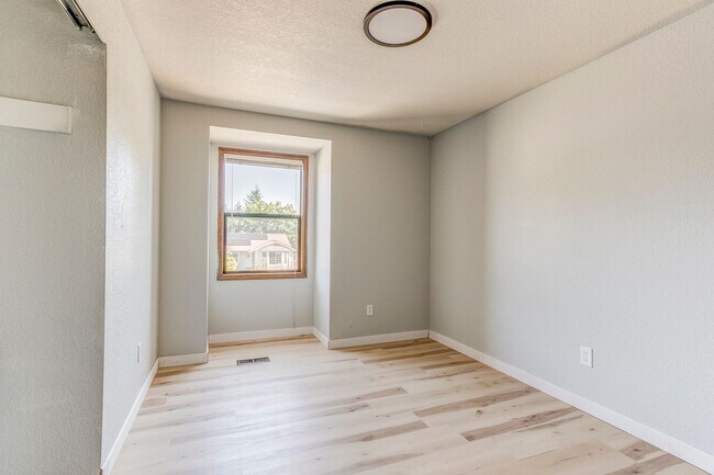 Building Photo - 3-bedroom 2.5-bathroom Home