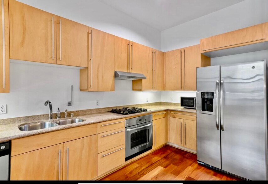 Building Photo - 801 Ash St