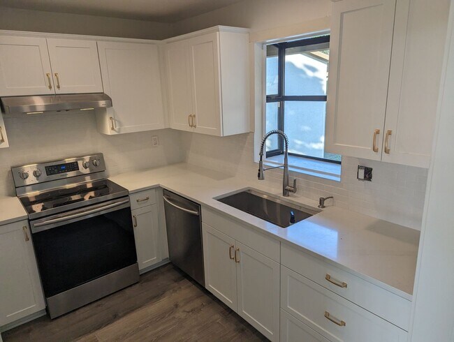 Building Photo - Gorgeous Upper Unit Condo in Fairway Knoll...