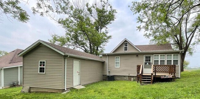 Building Photo - 1324 W Walnut St