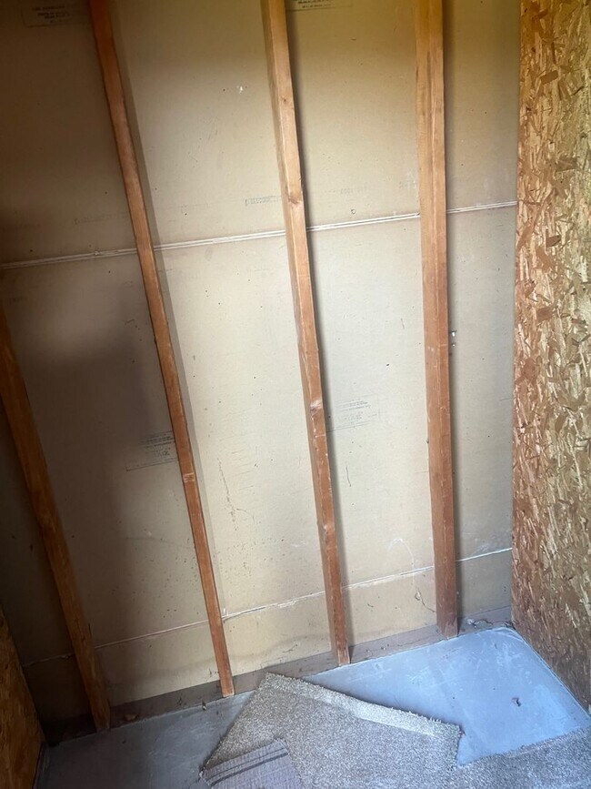 Building Photo - Luxury Two-Bedroom, Stainless Appliances, ...