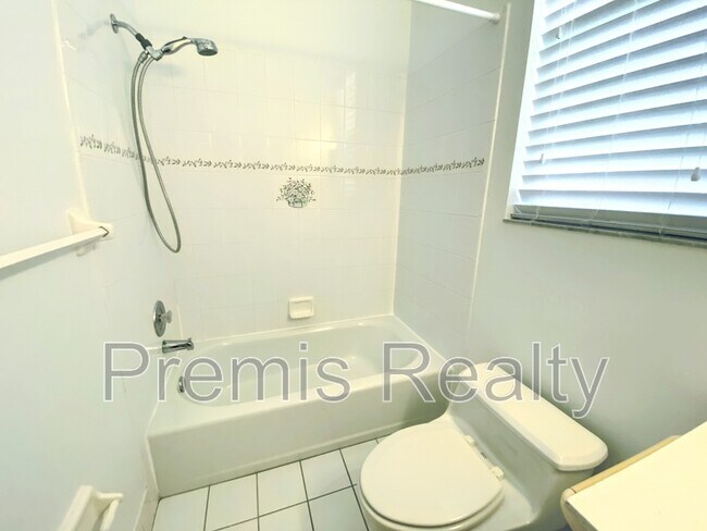 Building Photo - 642 Weathersfield Dr