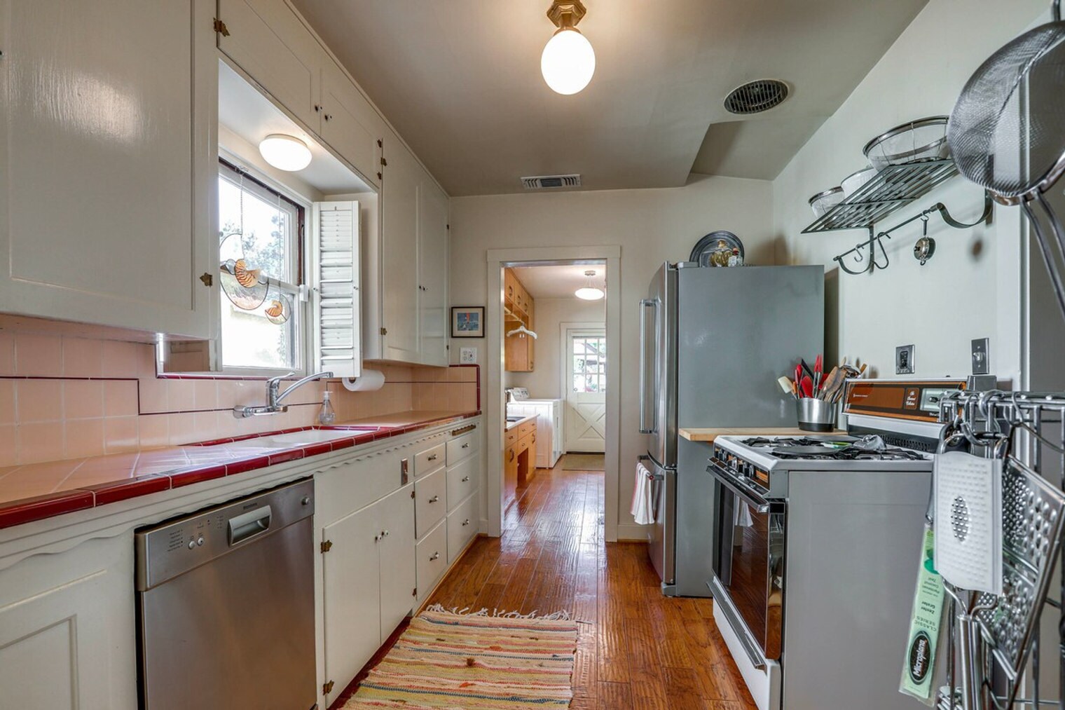 Building Photo - 2627 Land Park Dr