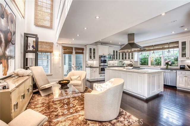 Building Photo - 325 Poppy Ave