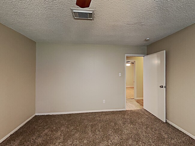 Building Photo - 2606 Elm Hollow St