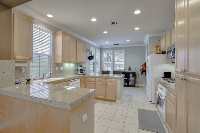 Building Photo - UPGRADED HOME WITH POPULAR FLOOR PLAN ELEG...