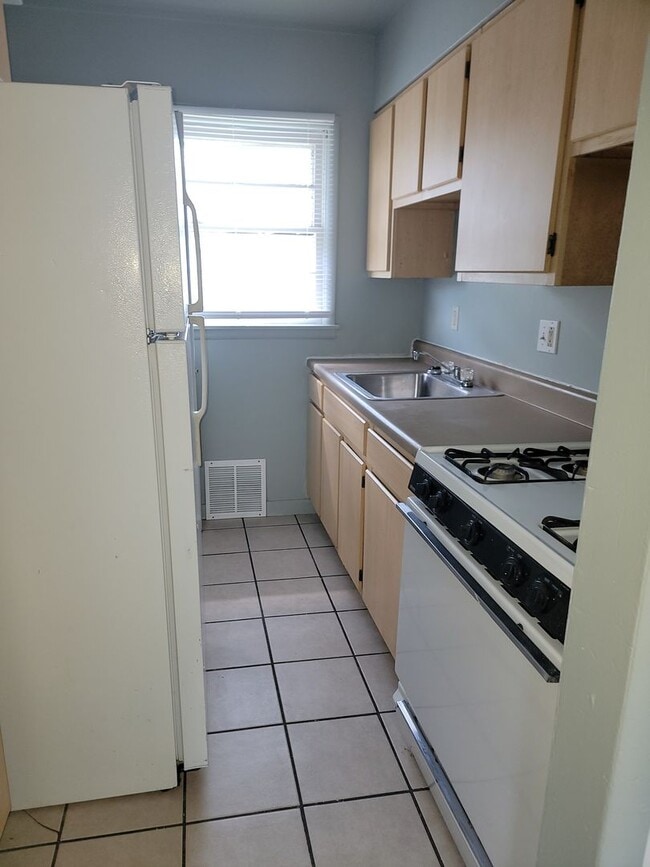 Building Photo - 2BR/1BA Updated Home – Vouchers Welcome!