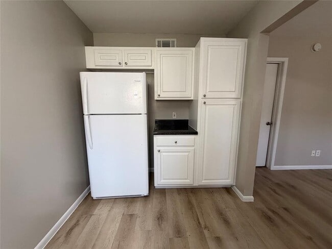 Building Photo - 3304 Red River St